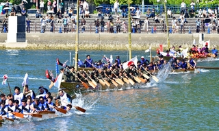 力強く船を進めるこぎ手たち＝３１日午後、相生市の相生湾（撮影・中西幸大）