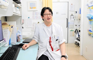 突発性難聴について説明する山本典生耳鼻咽喉科部長＝神戸市中央区港島南町２、市立医療センター中央市民病院