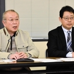 西須磨地区の須磨多聞線の反対運動終結を表明した調停団団長の宗岡明弘さん（左）と弁護士の津久井進さん＝１日午後、神戸市中央区（撮影・篠原拓真）
