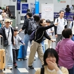 大型連休後半の５連休が始まり、利用客でにぎわう神戸空港＝２日午前、神戸市中央区（撮影・鈴木雅之）