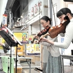 神戸市室内管弦楽団の楽団員がなじみのある曲を奏でたミニコンサート＝神戸市中央区、大安亭市場