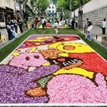 花の絵で彩られた神戸・北野坂＝３日午後、神戸市中央区山本通（撮影・鈴木雅之）