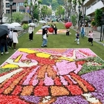 花の絵で彩られた神戸・北野坂＝３日午後、神戸市中央区山本通（撮影・鈴木雅之）