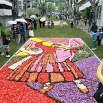 花の絵で彩られた神戸・北野坂＝３日午後、神戸市中央区山本通（撮影・鈴木雅之）