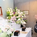 小尻知博記者の遺影に手を合わせる市民＝３日午後、西宮市与古道町、朝日新聞阪神支局