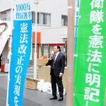 街頭で憲法改正の必要性などを訴える議員ら＝３日午前、神戸市中央区元町通１