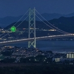 明石海峡大橋に並んだ車列＝５日夕、神戸市西区室谷１から望む（ドローンで撮影・斎藤雅志）