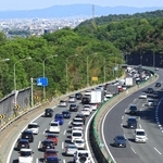 中国自動車道を大阪方面へと向かう車列＝５日午後、西宮市内（撮影・吉田敦史）