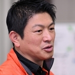 報道陣からの質問に答える参政党の神谷宗幣代表＝５日夜、神戸市中央区（撮影・風斗雅博）