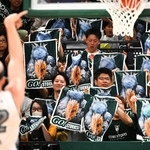 客席ではにらみを利かせるハシビロコウ。相手にプレッシャーを与える＝神戸市中央区のジーライオンアリーナ神戸