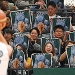 客席ではにらみを利かせるハシビロコウ。相手にプレッシャーを与える＝神戸市中央区のジーライオンアリーナ神戸