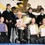 母校の兵庫高校書道部の生徒と記念写真に納まる井茂圭洞さん（中央）＝神戸市東灘区向洋町中２、神戸ファッション美術館オルビスホール
