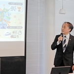 光ものづくりに関する研究や実用化について説明する津田明彦拠点長＝神戸市中央区港島南町７