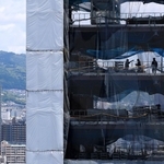 街並みにそびえ立つように建設中の神戸三宮ツインゲート１期ビル＝神戸市中央区雲井通７から