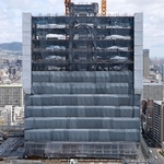 街並みの中でそびえ立つ建設中の神戸三宮ツインゲート１期ビル＝神戸市中央区雲井通７から
