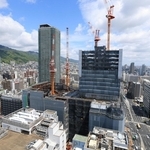 街並みにそびえ立つように建設中の神戸三宮ツインゲート１期ビル＝神戸市中央区雲井通７から