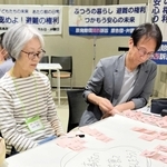それぞれの思いを書いた付箋を前に意見交換する参加者ら＝大阪市中央区、ドーンセンター