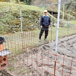 サル対策の電気柵「おじろ用心棒」。侵入防止に効果てきめんという＝２０２５年６月、兵庫県香美町小代区