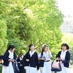 伝統の白い夏服を着て登校する生徒たち＝１１日午前、神戸市灘区王子町（撮影・斎藤雅志）