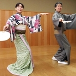 日本舞踊を再開した万理沙ひとみさん（左）。山村友五郎さんの指導を受ける＝大阪市中央区、山村流稽古場