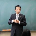 生徒が選挙権を得ることを念頭に、憲法の授業では「主権者意識にも力点を置く」と話す塩谷浩正教諭＝神戸市長田区、兵庫高校