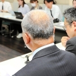 記者会見で過労死した娘への思いを述べる父親＝神戸市中央区