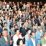 一本締めで金婚を祝う夫婦ら＝１７日午後、姫路市神屋町、アクリエひめじ（撮影・中西幸大）