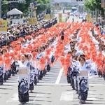 オープニングを飾る神戸市婦人団体協議会による総踊り＝１７日、神戸市中央区（撮影・鈴木雅之）