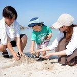 ３５・３度の猛暑日となった豊岡。海岸では親子連れが早速、水遊びを楽しんだ＝１８日午後３時４分、豊岡市竹野町竹野（撮影・吉田みなみ）
