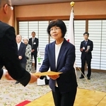 功績がたたえられ、表彰される行政相談委員＝神戸市中央区多聞通３、楠公会館