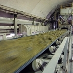 土砂を運ぶベルトコンベヤー＝２００４年３月、神戸市西区