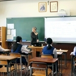 スクーリングの日に英語の授業を受ける生徒たち＝宝塚市塔の町、小林聖心女子学院高