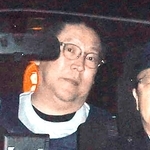 警察車両で送検される立花孝志容疑者（当時）＝２０２５年１１月１０日、神戸市中央区下山手通５