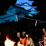 大天守の前で披露された薪能＝２２日夜、姫路市本町、姫路城三の丸広場（撮影・中西幸大）