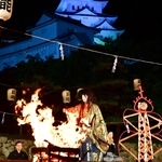 かがり火に照らされた大天守前で披露された薪能＝２２日夜、姫路市本町、姫路城三の丸広場（撮影・中西幸大）