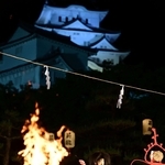 大天守の前で披露された薪能＝２２日夜、姫路市本町、姫路城三の丸広場（撮影・中西幸大）