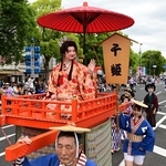 千姫に扮した姫路お城のアンバサダーらが登場したパレード＝２３日午後、姫路市の大手前通り（撮影・中西幸大）