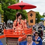 千姫に扮した姫路お城のアンバサダーらが登場したパレード＝２３日午後、姫路市の大手前通り（撮影・中西幸大）