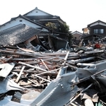 能登半島地震で破損・倒壊した家屋。被災地では罹災証明を巡る不満が相次いでいた＝２０２４年４月、石川県珠洲市内