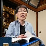 裁判資料を手に、当時を振り返る林幸子さん＝姫路市市之郷町３（撮影・斎藤雅志）