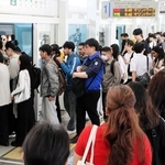 朝の通勤、通学者で混雑する六甲ライナー魚崎駅＝神戸市東灘区魚崎西町４