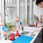 ひょうごフィールドパビリオンや万博関連のスタンプを押す来場者＝県立兵庫津ミュージアム