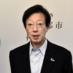定例会見で考えを述べる久元喜造市長＝２８日午後、神戸市役所（撮影・篠原拓真）