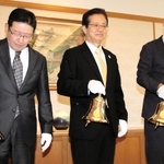 神戸ルミナリエ希望の鐘の複製版を鳴らす（左から）神戸市機械金属工業会の尾尻法行さん、同市の今西正男副市長、同会の和田貴志さん＝２９日午前、同市役所