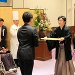 兵庫県の「県勢高揚功労」に選ばれた片岡愛之助さん（右端）ら＝県公館