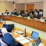 初めて開かれた「持続可能な財政運営検討会」であいさつする斎藤元彦知事（右奥）＝兵庫県庁