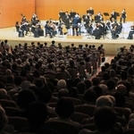 大勢の観客が詰めかけた神戸市室内管弦楽団の定期演奏会＝１６日、神戸市中央区楠町４、神戸文化ホール（撮影・鈴木雅之）