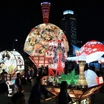 神戸港を背に練り歩きを披露する弘前ねぷた＝２９日夜、神戸市中央区東川崎町１、高浜岸壁（撮影・笠原次郎）