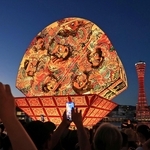 神戸港に現れた弘前ねぷた＝２９日夜、神戸市中央区東川崎町１、高浜岸壁（撮影・笠原次郎）
