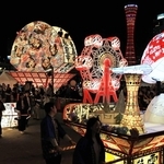 神戸港を背に練り歩きを披露する弘前ねぷた＝２９日夜、神戸市中央区東川崎町１、高浜岸壁（撮影・笠原次郎）